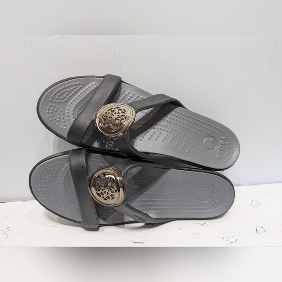 Crocs Sanrah Sandals Black Gold Leaf Embellishment Style 14958‎ Size 7 Disc - Picture 2 of 6